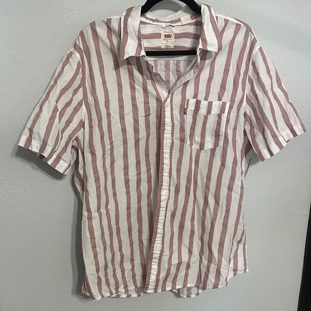 Men’s Levi’s button down shirt